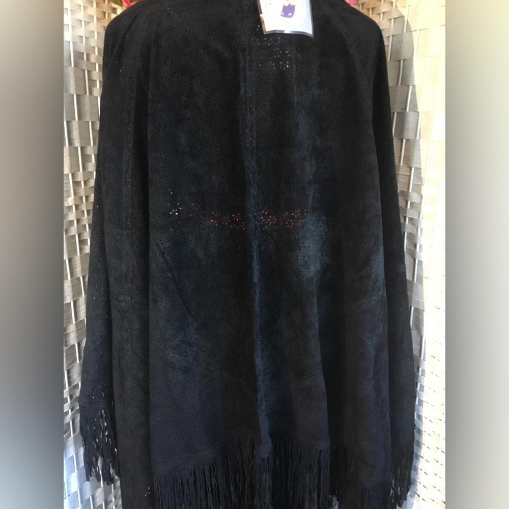 💖🌸 See new listing 🌺💜 Suzanne Somers Black Laser Cut Leather Cape Poncho - Picture 8 of 15